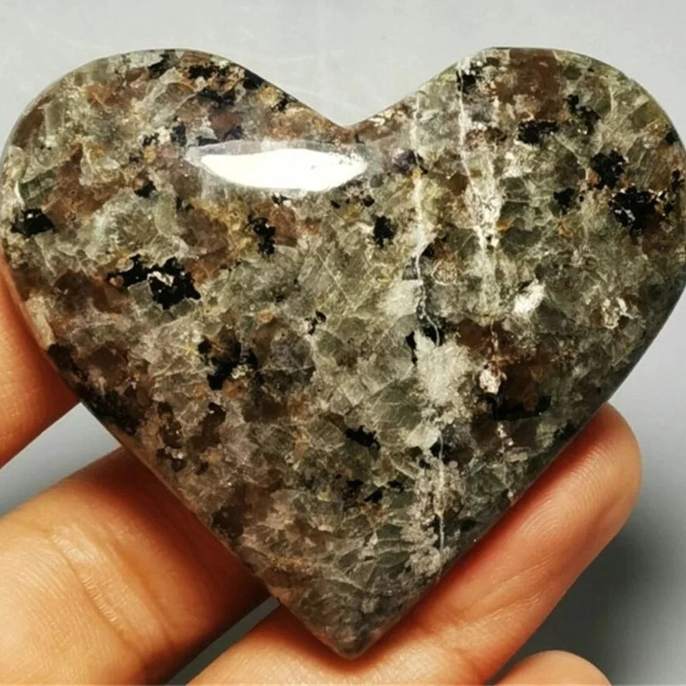 Natural Yooperlite Heart Stone UV Reactive Sodalite Glowing Tumbled Gemstone Crystal for Home Decor Collection Gift