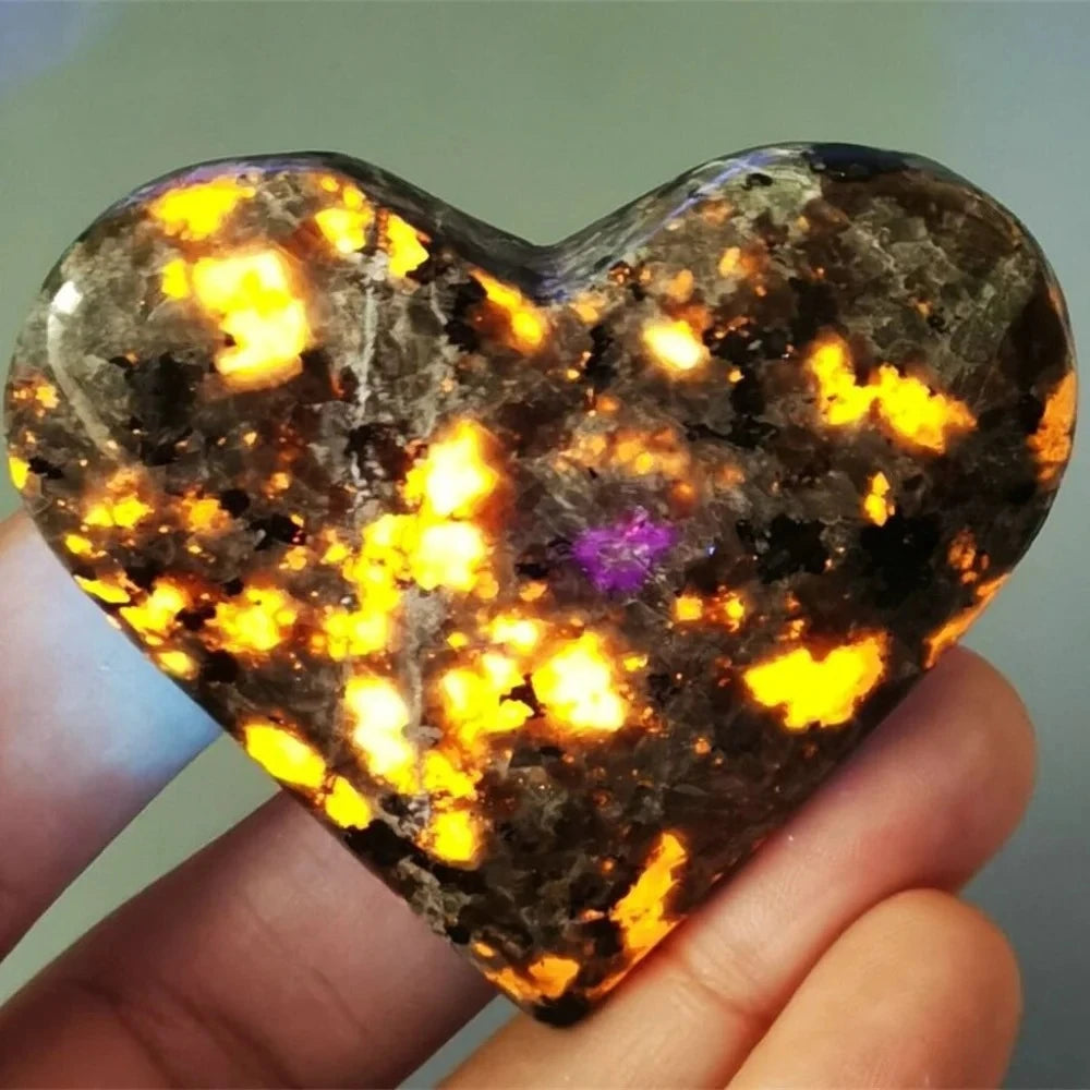 Natural Yooperlite Heart Stone UV Reactive Sodalite Glowing Tumbled Gemstone Crystal for Home Decor Collection Gift