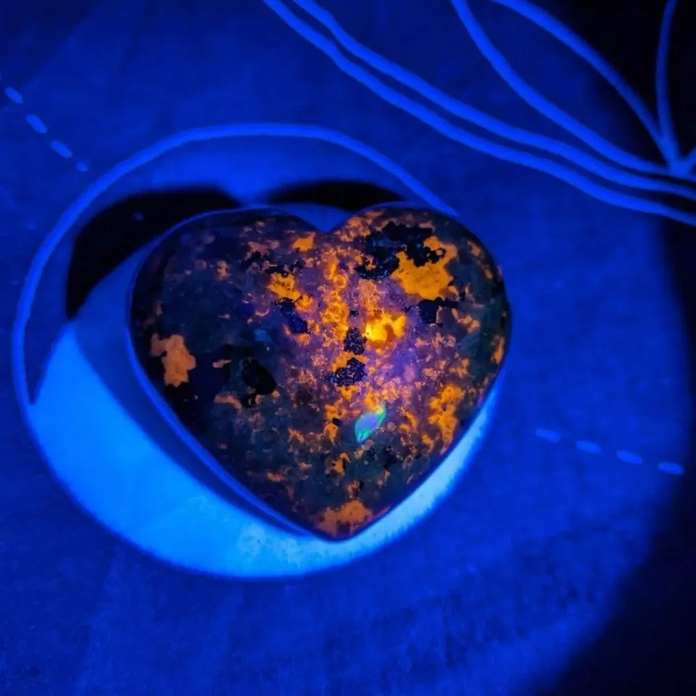 Natural Yooperlite Heart Stone UV Reactive Sodalite Glowing Tumbled Gemstone Crystal for Home Decor Collection Gift